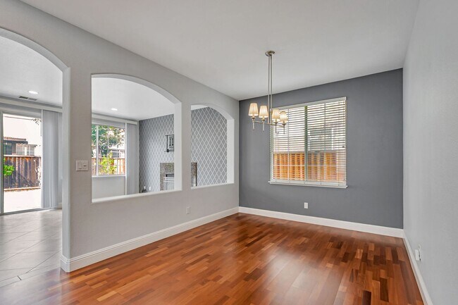 Foto del edificio - Remodeled 4-Bedroom 3-Bathroom House in Sa...