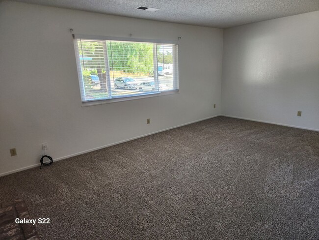 Foto del edificio - Bright and Cheery 4 bedroom, 2 bathroom ho...