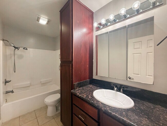 Foto del edificio - Beautiful 4B/2BA Top Floor Corner Unit wit...