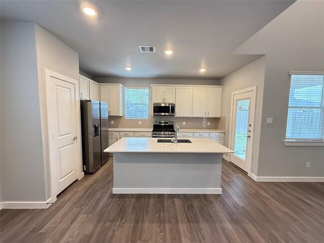 Foto del edificio - 5214 Lake Chase Dr