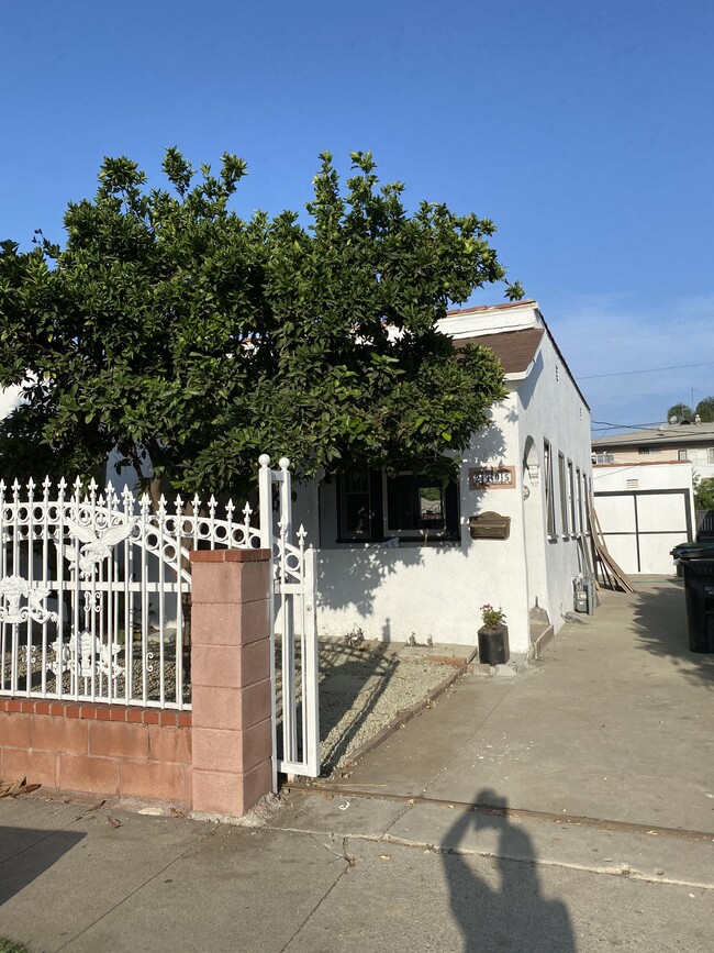 2905 S Redondo Blvd