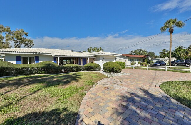 Foto del edificio - 4748 Shore Acres Blvd NE