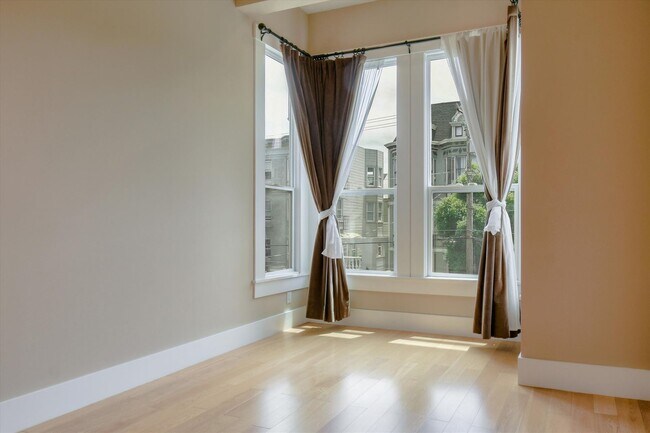 Foto del edificio - Completely Renovated Top Floor Unit in Vic...