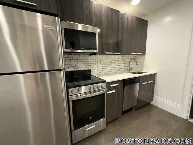 Building Photo - 270 Newbury St