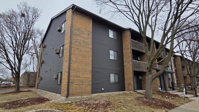 Building Photo - 627 S Virginia Rd