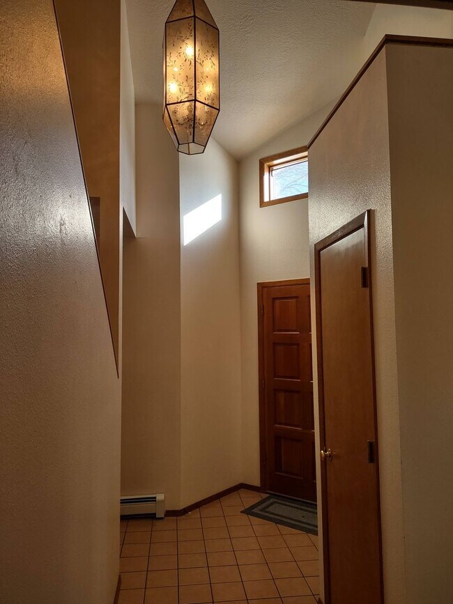 Foto del edificio - Spacious Downtown Townhome Available Now!