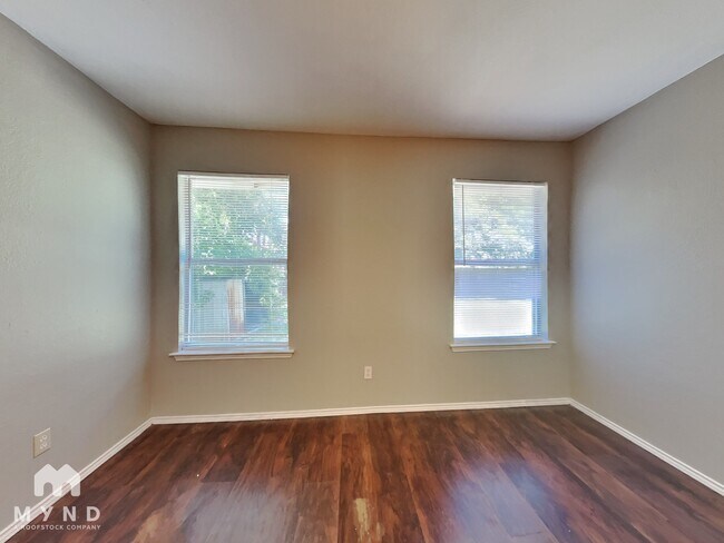 Foto del edificio - 327 W Little Creek Rd