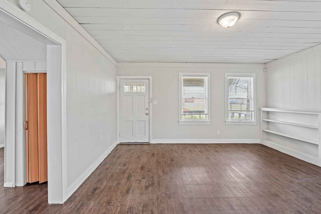 Building Photo - 205 Stimpson St