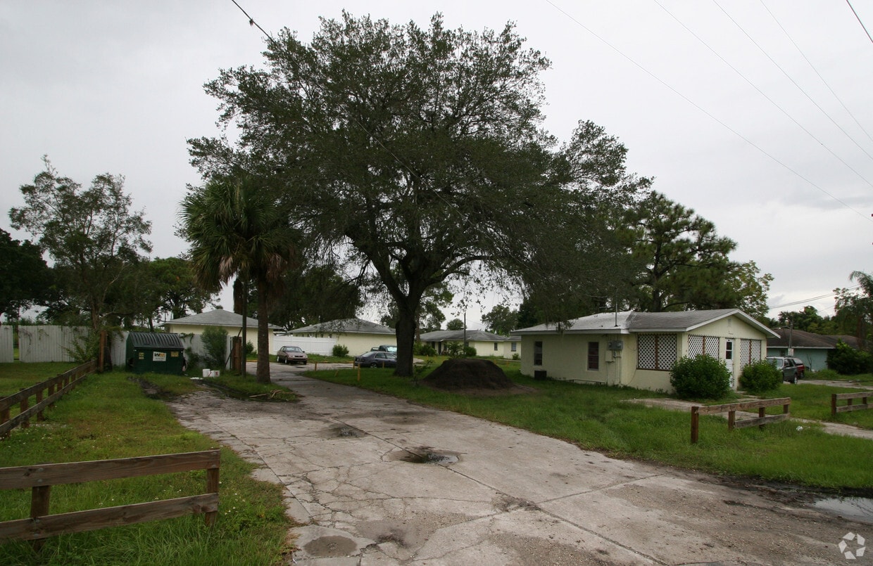 Building Photo - 2329 Mango Ave