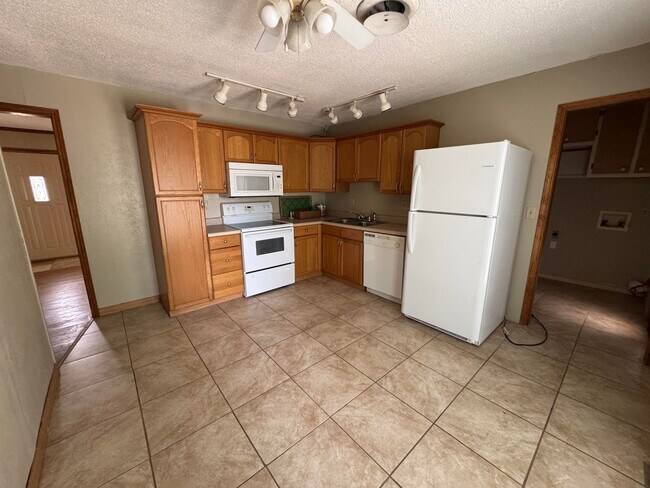 Building Photo - 360 Virtual Tour Available