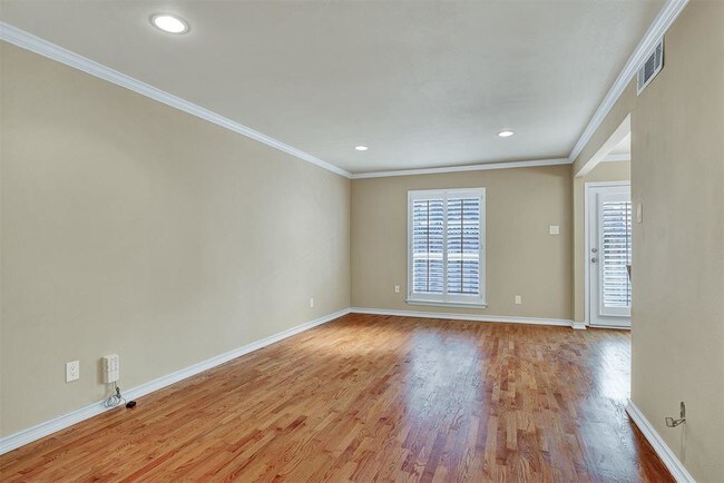 Building Photo - 15922 Club Crest Dr