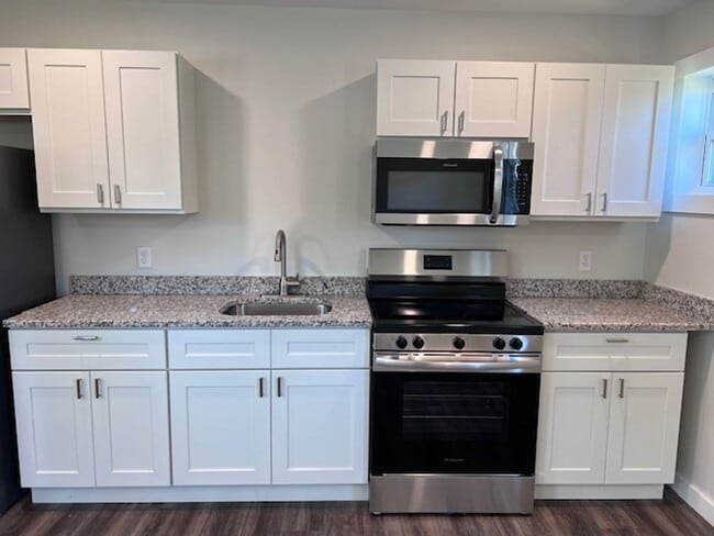 Building Photo - FREE 1 MONTH RENT!! Beautifully remodeled and completed 1 bedroom