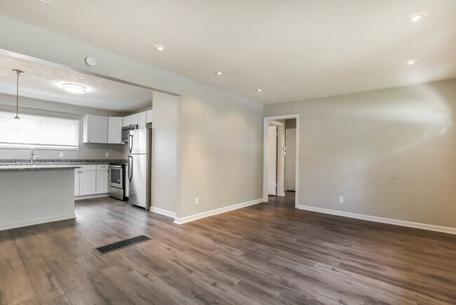 Foto del edificio - 10513 E 28th Terrace S