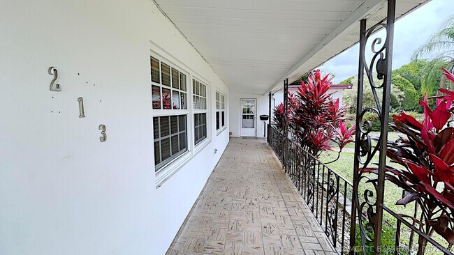 Foto del edificio - 213 SW 3rd Pl
