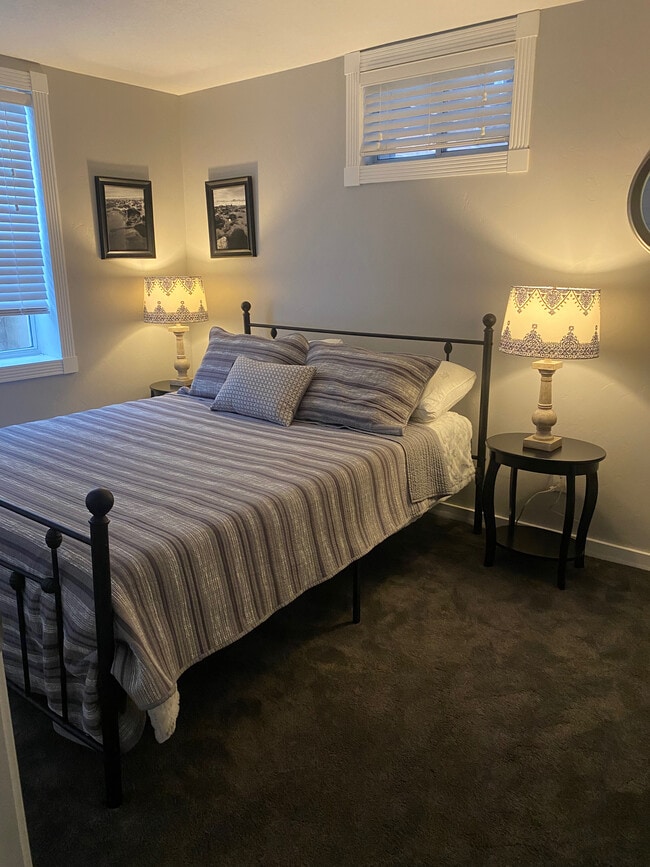 Dormitorio n.º 1 con cama de matrimonio - 979 E Crandall Ave