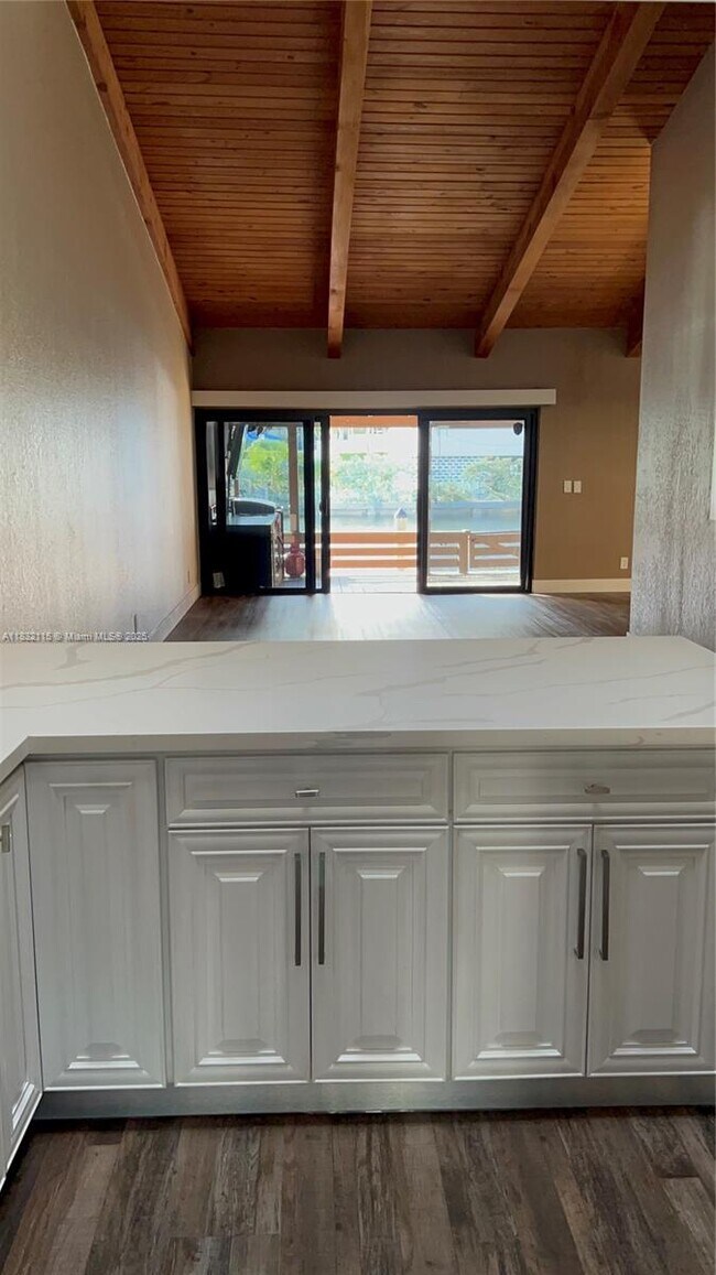Building Photo - 2645 Parkview Dr S