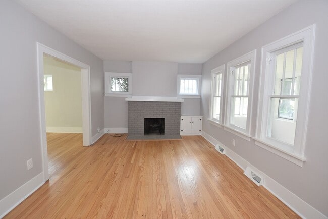 Foto del edificio - Near Notre Dame  2 Story 3 bedroom with 2 car garage