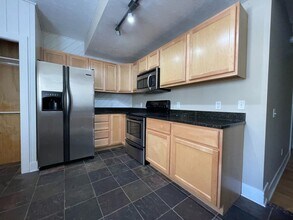 Building Photo - 933 E Front St