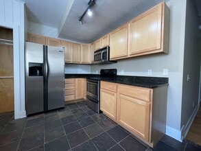 Building Photo - 933 E Front St