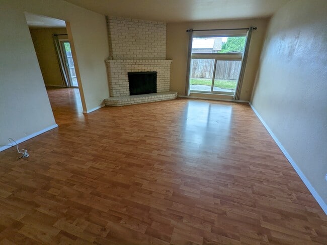 Building Photo - 1404 W Cambridge Ave