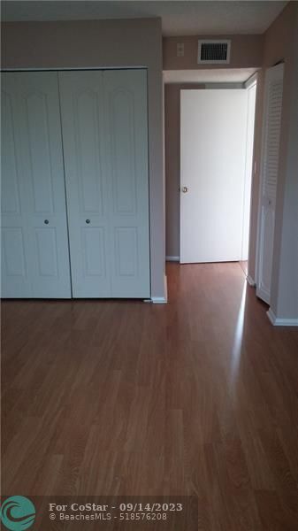 Foto del edificio - 3500 Blue Lake Dr
