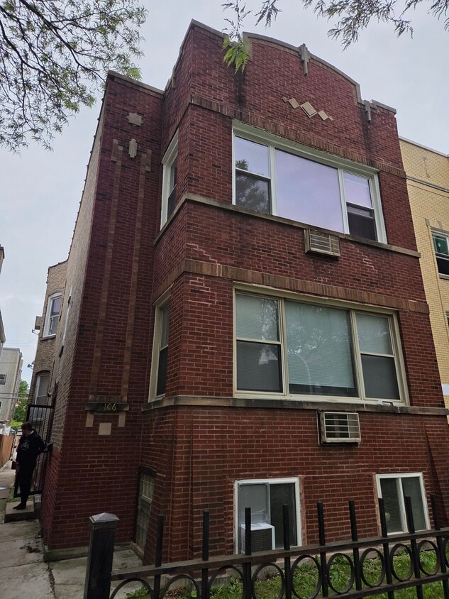 Primary Photo - 6106 N Washtenaw Ave