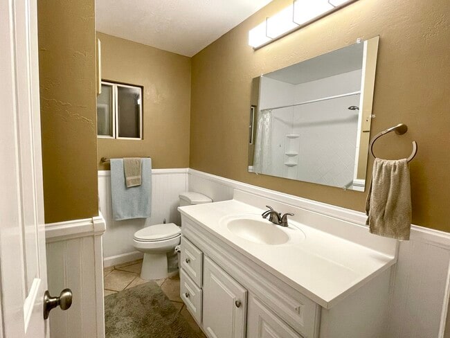 Upstairs Bathroom - 212 Saguarro Dr