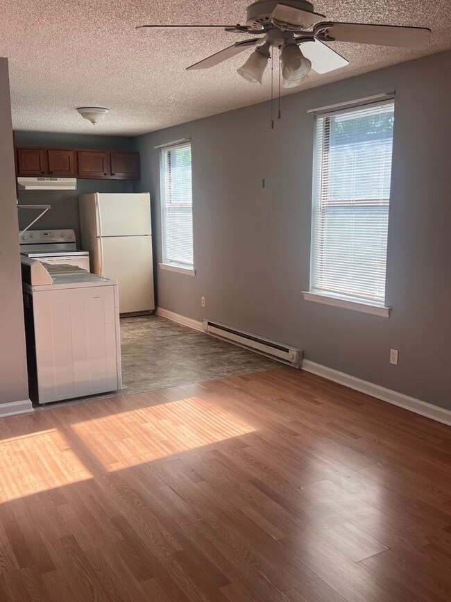 Building Photo - Duplex with Great City Access