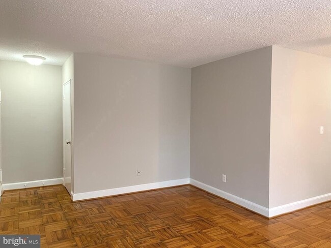 Building Photo - 1320 Fort Myer Dr