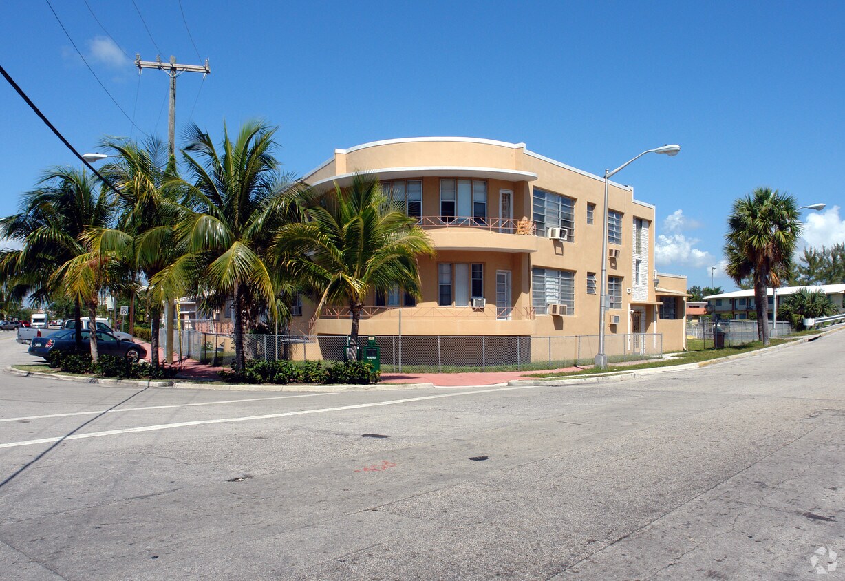Building Photo - 7200 Bay Dr