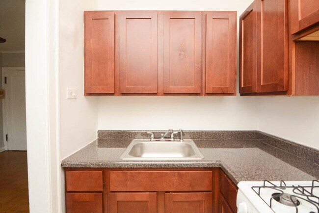 Building Photo - 708 W Belmont Ave