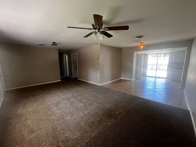 Foto del edificio - Freshly updated home with privacy fence in...