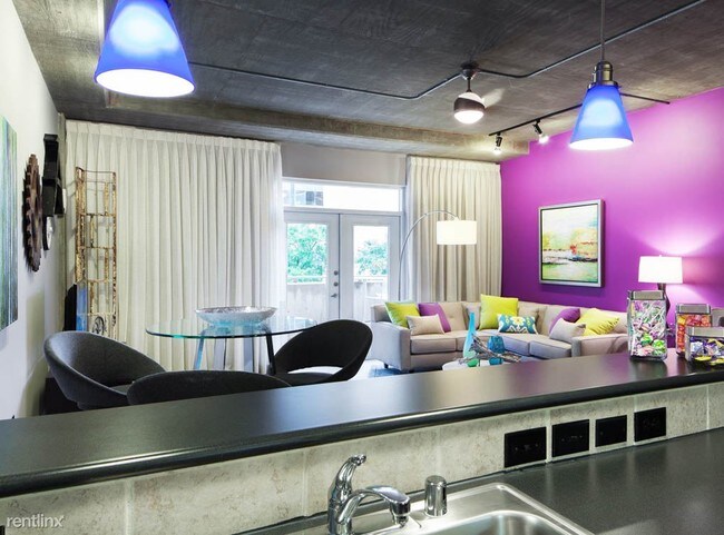 Foto del edificio - 301 E 3rd St
