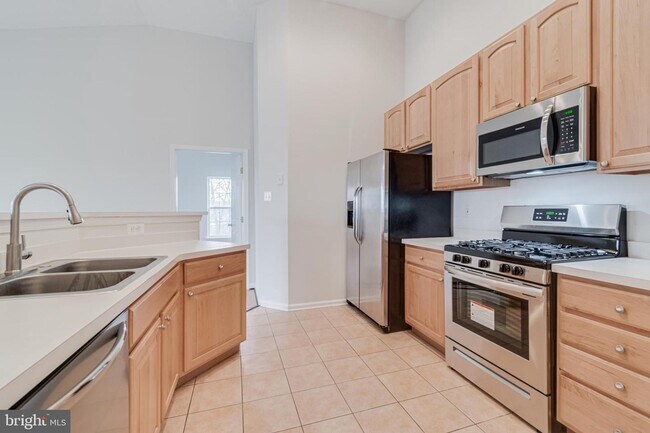 Building Photo - 2052 Hunting Ridge Dr
