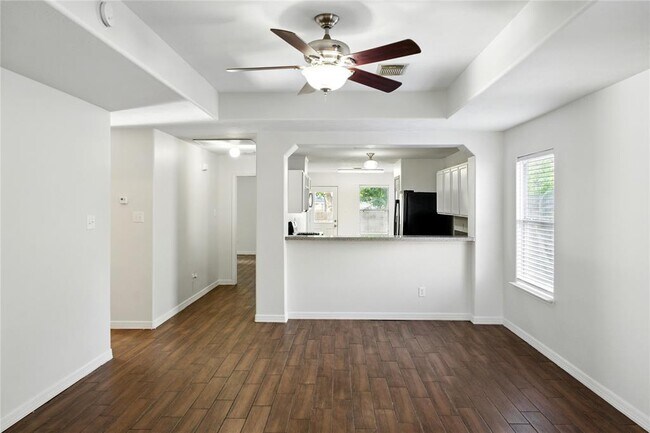 Foto del edificio - 706 Silver Cliff Ln