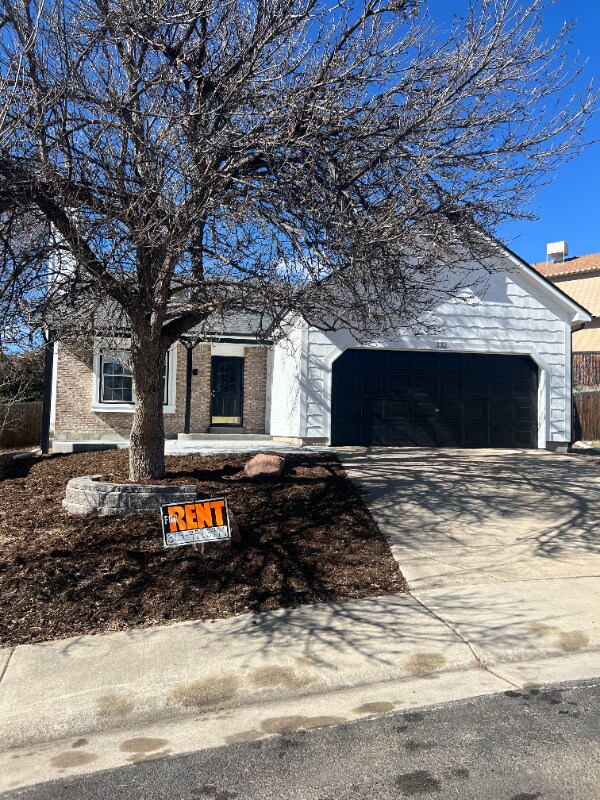 Primary Photo - 332 W Hawthorn Ct