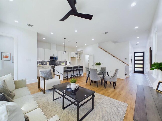 Foto del edificio - BRAND NEW AND GORGEOUS!