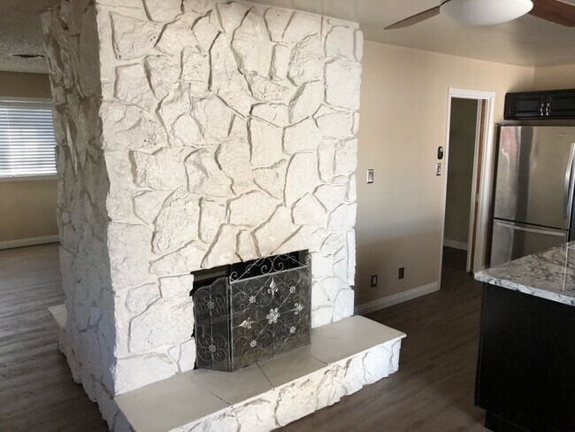 Building Photo - 2208 Sunland Ave.