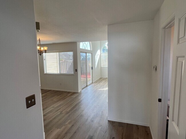 Foto del edificio - Lovely 2 Bedroom Home in Pinole Shores