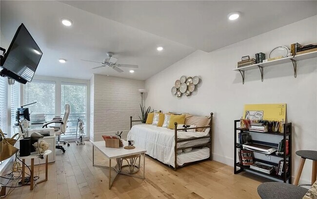 Foto del edificio - 4657 S Lowell Blvd