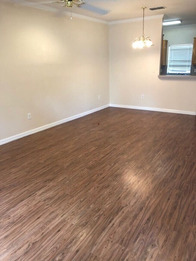 Building Photo - 2 BEDROOM TOWNHOME IN DENTON