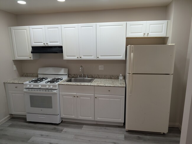 Foto del edificio - 6906 Eastbrook Ave