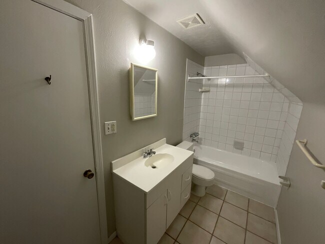 Foto del edificio - 1684 Coventry Rd