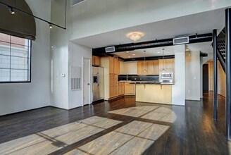 Building Photo - 1025 S Shepherd Dr