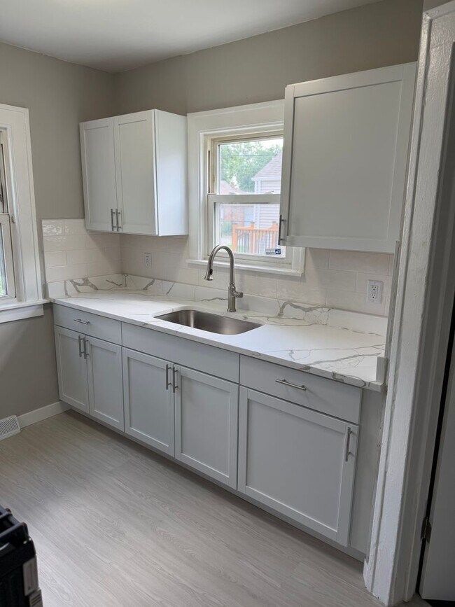 Foto del edificio - 3 Bedroom Home in Gary