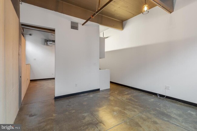 Building Photo - 1701 Tulip St