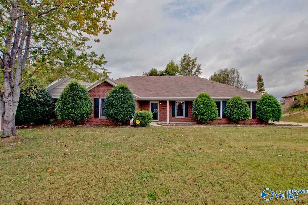 Foto principal - 131 Clubhouse Ln