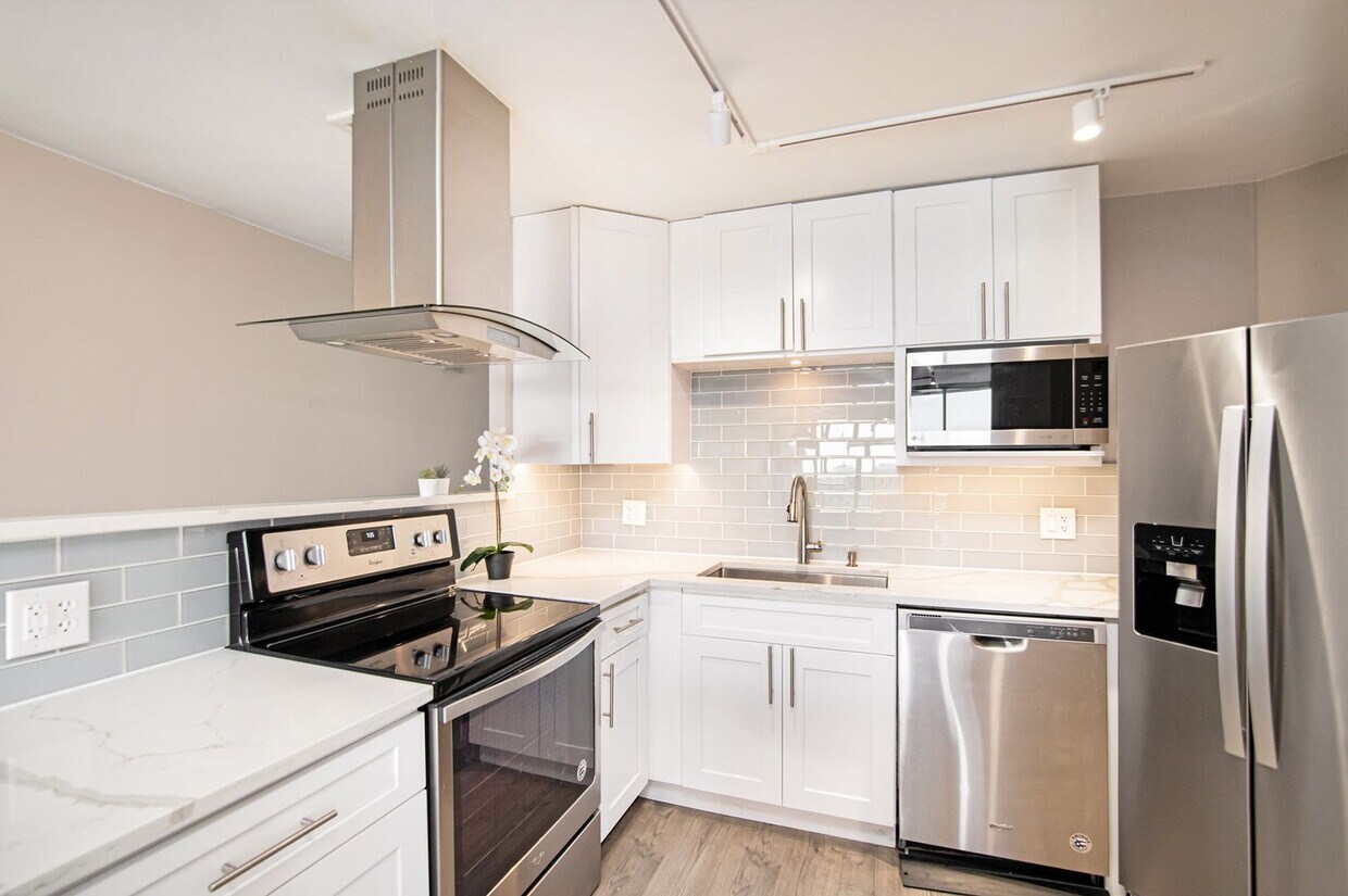 Primary Photo - 1 Bedroom 1 Bathroom Updated Condo in Capi...