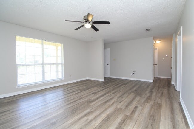 Building Photo - 3/2 Northwest Pensacola brick home with ga...