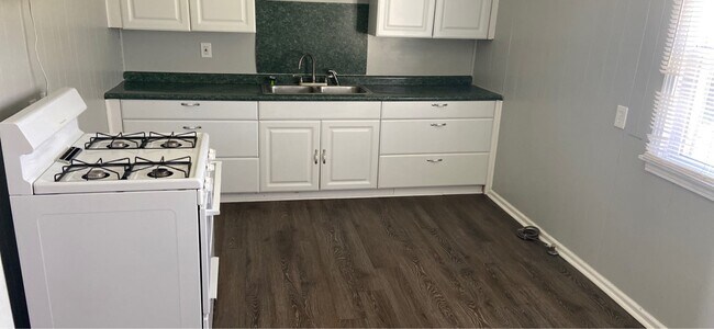 Foto del edificio - 2432 N Xanthus Ave